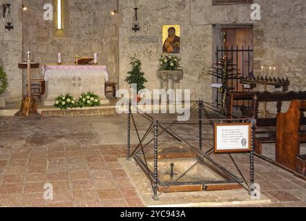 In Stein eingebettetes Schwert des Heiligen Galgano in der Eremitage von Montesiepi, San Galgano, Toskana, Italien, 13. Oktober 2011, Europa Stockfoto