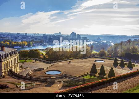 Idyllischer Blick aus der Luft auf Paris vom Hügel im Parc Saint-Cloud (auf der seine und auf dem Parc). Herbst-Topiary-Bäume in und Stockfoto