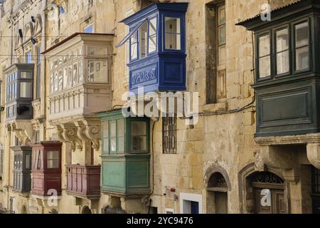 Traditionelle farbenfrohe geschlossene Holzbalkone, die Gallariji genannt werden, in der St. Paul Street, Valletta, Malta, Europa Stockfoto