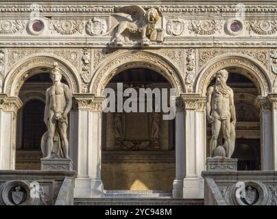 Mars und Neptun auf der Gianttreppe im Innenhof des Dogenpalastes (Palazzo Ducale), Venedig, Venetien, Italien, Europa Stockfoto