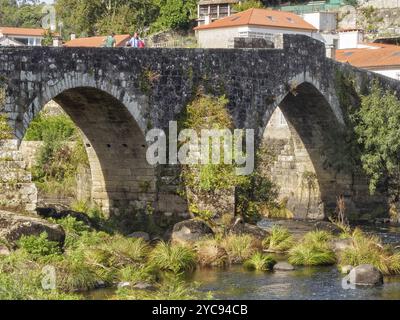 Die Maceira-Brücke (Ponte Maceira) ist eine mittelalterliche Steinbrücke über den Tambre-Fluss auf dem Camino Finisterre, Negreira, Galicien, Spanien, Europa Stockfoto