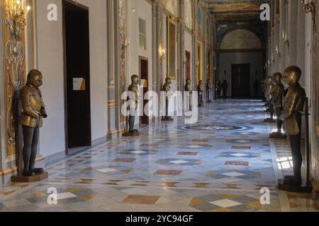 Waffenkorridor im Hauptgeschoss des Palastes des Großmeisters, Valletta, Malta, Europa Stockfoto