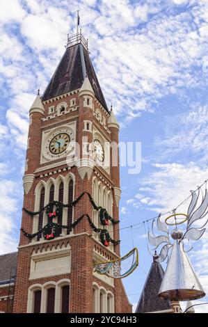 Glockenturm des Rathauses mit Weihnachtsdekoration, Perth, WA, Australien, Ozeanien Stockfoto