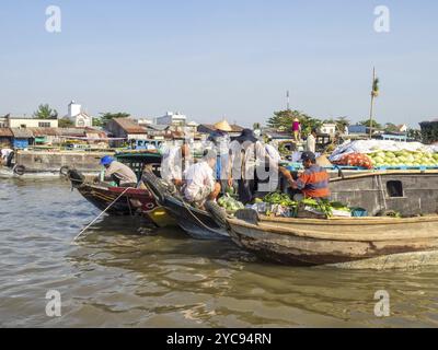 Die Einheimischen handeln auf dem schwimmenden Markt im Mekong-Delta, Cai Rang, Vietnam, Asien Stockfoto