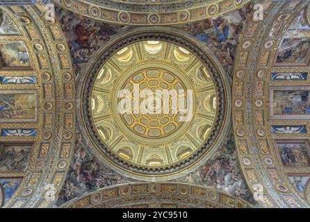 Das Innere der riesigen Kuppel der Kirche von Gesu Nuovo, Neapel, Kampanien, Italien, Europa Stockfoto