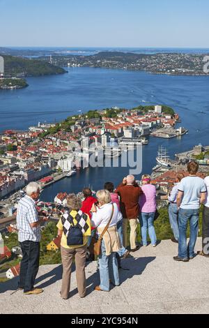 Touristen mit Blick über die Stadt Bergen in Norwegen Stockfoto