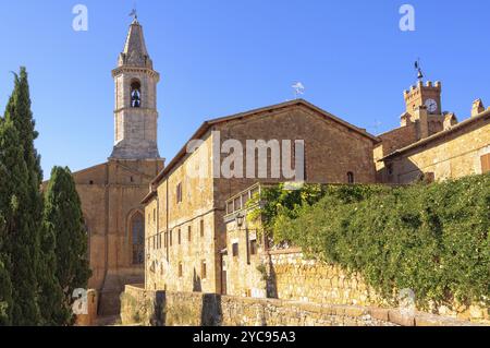 Sonnige Promenade entlang der Stadtmauer in Richtung Kathedrale in Pienza, Toskana, Italien, Europa Stockfoto