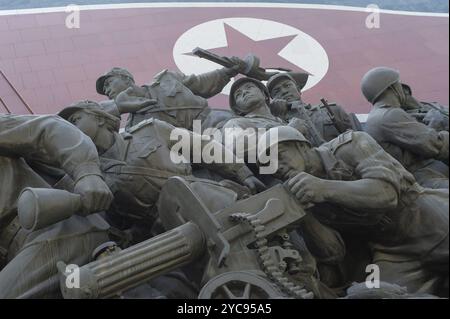 08.08.2012, Pjöngjang, Nordkorea, Asien, Eine bronzene Figurengruppe und eine riesige Flagge sind Teil einer Skulptur am Mansudae Grand Monument in Nort Stockfoto