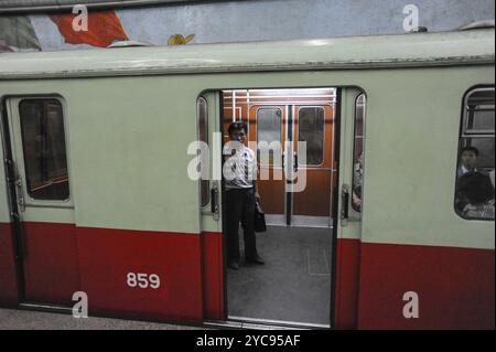 09.08.2012, Pjöngjang, Nordkorea, Asien, Ein Passagier steht in einem wartenden unterirdischen Abteil in Pjöngjang. Die U-Bahn kommt aus Disca Stockfoto