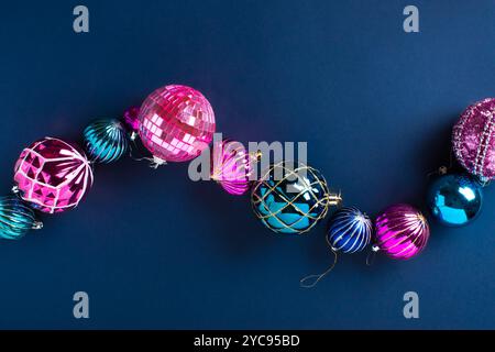 Ein Ornament aus Weihnachtsdekorationen in einer Farbe auf blauem Hintergrund. Stockfoto