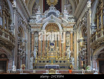 Die Apsis und der Hauptaltar der Kirche von Gesu Nuovo mit der majestätischen Statue der Jungfrau auf einem großen Globus in der Mitte, Neapel, Campan Stockfoto