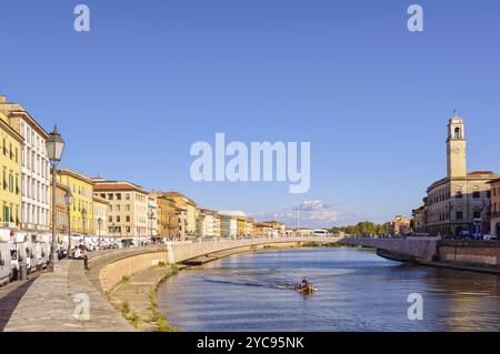 Lungarno Antonio Pacinotti und die historische Brücke Ponte di Mezzo, über den Gezeitenfluss Arno in Pisa, Toskana, Italien, 9. Oktober 2011, Europa Stockfoto