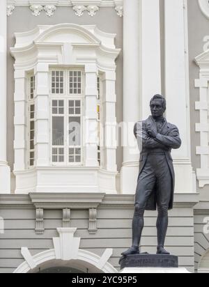 Bronzestatue von Stamford Raffles, Gründer des modernen Singapur, von Thomas Woolner vor dem Victoria Theatre and Concert Hall in Singapur, Asien Stockfoto