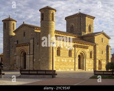 Die romanische Kirche St. Martin beleuchtet von der Morgensonne, Fromista, Kastilien und Leon, Spanien, Europa Stockfoto