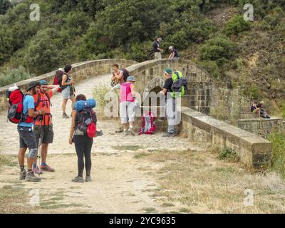 Pilger machen eine kurze Pause an der römischen Brücke über den Caudiel River, Lorca, Navarra, Spanien, Europa Stockfoto