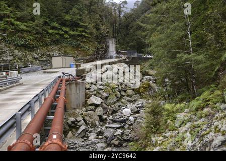 GREYMOUTH, NEUSEELAND, 20. MAI 2015: Der Pike River fließt am 20. Mai 2015 in der Nähe von Greymouth, Neuseeland, am Eingang der Pike River Coal Mine vorbei. 29 Bergarbeiter Stockfoto