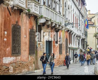 Strada Nova (neue Straße) verbindet den Hafen und den Bahnhof mit dem Herzen der Stadt, Venedig, Venetien, Italien und Europa Stockfoto