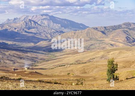 Pflugfelder und das Sicani-Gebirge zwischen Agrigento und Palermo, Sizilien, Italien, Europa Stockfoto