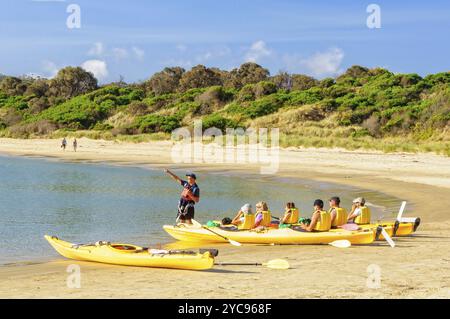 Gruppenführung zu Beginn einer geführten Kajaktour im Freycinet National Park, Coles Bay, Tasmanien, Australien, Ozeanien Stockfoto