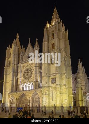 Die gotische Kathedrale Santa Maria de Leon am Abend, Leon, Kastilien und Leon, Spanien, Europa Stockfoto