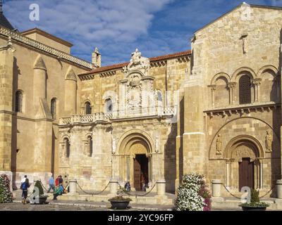 Die Basilika San Isidoro auf dem gleichnamigen Platz befindet sich an der Stelle eines antiken römischen Tempels, Leon, Kastilien und Leon, Spanien, Europa Stockfoto