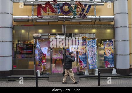 31. Dezember 2017, Tokio, Japan, Asien, Ein Mann läuft früh am Morgen an einer Pachinko-Spielhalle in Tokio vorbei. Japan erwirtschaftet mehr als 4 % seines jährlichen Bruttobedarfs Stockfoto