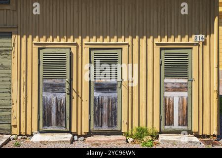 Hinterhof mit alten Nebengebäuden Stockfoto