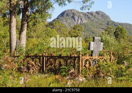 Einer der verbliebenen Grabsteine im Pioneer Cemetery Reserve in Tullah, Tasmanien, Australien, Ozeanien Stockfoto