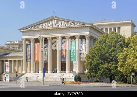 Der Haupteingang des Museums der Schönen Künste vor seiner Schließung wegen Renovierung, Budapest, Ungarn, Europa Stockfoto