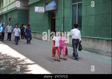 08.08.2012, Pjöngjang, Nordkorea, Asien, Nordkoreaner spazieren entlang einer Straße im Zentrum der Hauptstadt Pjöngjang, Asien Stockfoto