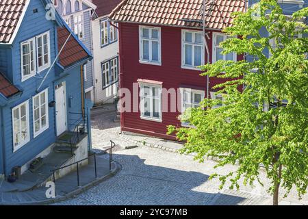 Straßenallee mit Häusern in Bergen, Norwegen, Europa Stockfoto