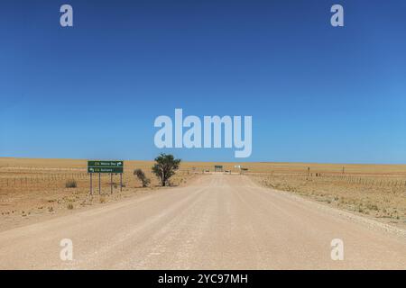 C 26 Schotterstraße in der Namib-Wüste, Namibia, Afrika Stockfoto