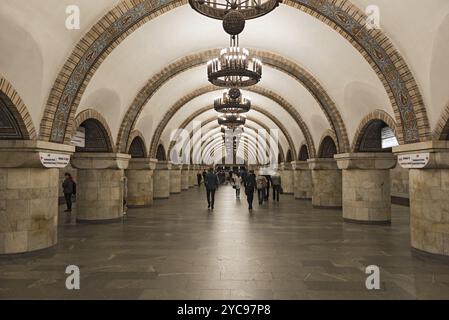 Passagiere in der U-Bahn-Station Arsenalna, Kiew, Ukraine, Europa Stockfoto