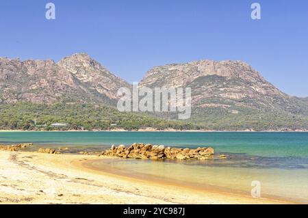 Die Hazards Mountains, fotografiert vom Richardsons Beach im Visitors Centre des Freycinet National Park, Coles Bay, Tasmanien, Austra Stockfoto