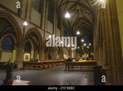 25.11.2015 Düsseldorf. Im Inneren der Kirche St. Marias Empfängnis in Düsseldorf, Pfarrerinnen und Pfarrer Stockfoto