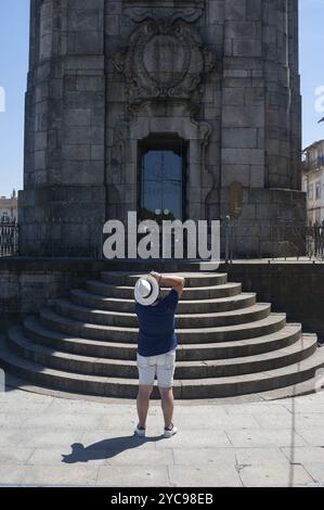 14.06.2018, Porto, Portugal, Europa, Ein Tourist fotografiert den Turm der Clerigos-Kirche in Porto, Europa Stockfoto