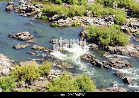 Niedriger Wasserstand im Sommer im oberen Teil des South Esk River in der Cataract Gorge, Launceston, Tasmanien, Australien, Ozeanien Stockfoto