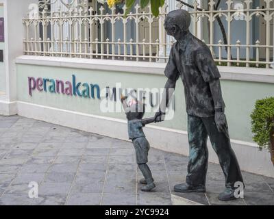 Bronzeskulptur vor dem Peranakan Museum, Singapur, Asien Stockfoto