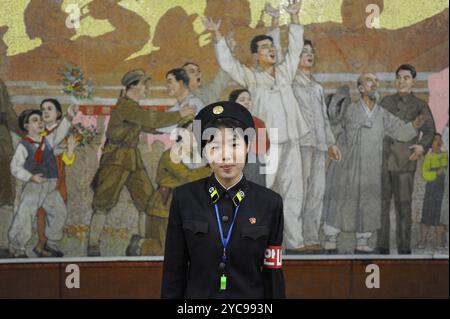 09.08.2012, Pjöngjang, Nordkorea, Asien, vor einer riesigen Mosaikwand an einer U-Bahnstation in Pjöngjang steht Ein Bahnsteiger. Die Platine Stockfoto