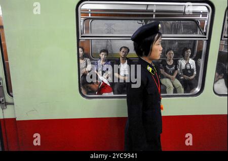 09.08.2012, Pjöngjang, Nordkorea, Asien, Ein Bahnsteig steht vor einem wartenden U-Bahn-Zug an einem Bahnhof in Pjöngjang. Die Plattform Stockfoto