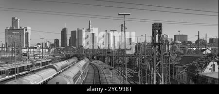 Wolkenkratzer und die Bahn Luftbild von Frankfurt am Main Hauptbahnhof in Schwarz und Weiß Stockfoto