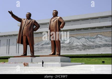 08.08.2012, Pjöngjang, Nordkorea, Asien, Ein Mann steht vor den beiden riesigen Bronzestatuen des ehemaligen nordkoreanischen Staatsoberhauptes Kim Il-Sung Stockfoto