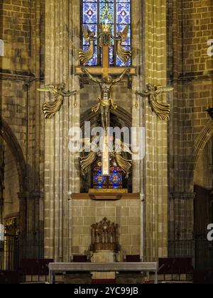 Der Hochaltar und das Kruzifix in der Kathedrale von Santa Eulalia, Barcelona, Katalonien, Spanien, Europa Stockfoto