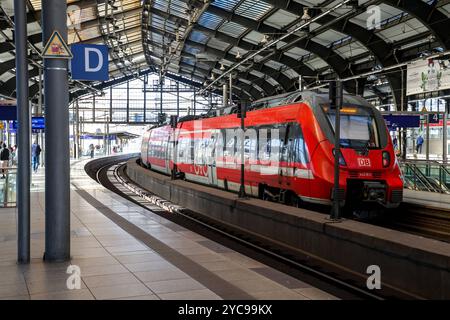 Eisenbahnverkehr am Bahnhof Berlin-Friedrichstraße. RegionalExpress Zug RE7 der Deutschen Bahn. DEU, Deutschland, Berlin, 20.10.2024 *** Bahnverkehr am Bahnhof Berlin Friedrichstraße Regionalexpress RE7 der Deutschen Bahn DEU, Deutschland, Berlin, 20 10 2024 Stockfoto