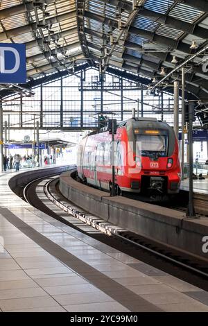 Eisenbahnverkehr am Bahnhof Berlin-Friedrichstraße. RegionalExpress Zug RE7 der Deutschen Bahn. DEU, Deutschland, Berlin, 20.10.2024 *** Bahnverkehr am Bahnhof Berlin Friedrichstraße Regionalexpress RE7 der Deutschen Bahn DEU, Deutschland, Berlin, 20 10 2024 Stockfoto