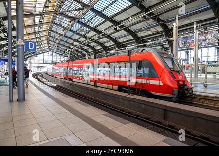 Eisenbahnverkehr am Bahnhof Berlin-Friedrichstraße. RegionalExpress Zug RE7 der Deutschen Bahn. DEU, Deutschland, Berlin, 20.10.2024 *** Bahnverkehr am Bahnhof Berlin Friedrichstraße Regionalexpress RE7 der Deutschen Bahn DEU, Deutschland, Berlin, 20 10 2024 Stockfoto