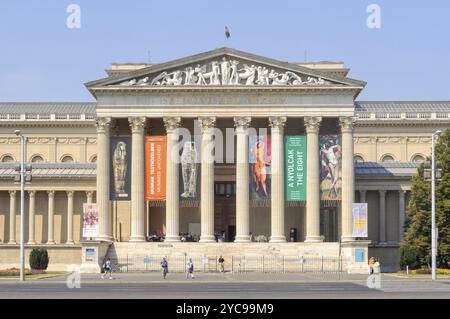 Der Haupteingang des Museums der Schönen Künste vor seiner Schließung wegen Renovierung, Budapest, Ungarn, Europa Stockfoto