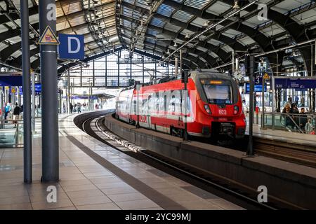 Eisenbahnverkehr am Bahnhof Berlin-Friedrichstraße. RegionalExpress Zug RE7 der Deutschen Bahn. DEU, Deutschland, Berlin, 20.10.2024 *** Bahnverkehr am Bahnhof Berlin Friedrichstraße Regionalexpress RE7 der Deutschen Bahn DEU, Deutschland, Berlin, 20 10 2024 Stockfoto