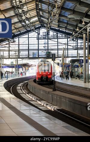 Eisenbahnverkehr am Bahnhof Berlin-Friedrichstraße. RegionalExpress Zug RE7 der Deutschen Bahn. DEU, Deutschland, Berlin, 20.10.2024 *** Bahnverkehr am Bahnhof Berlin Friedrichstraße Regionalexpress RE7 der Deutschen Bahn DEU, Deutschland, Berlin, 20 10 2024 Stockfoto