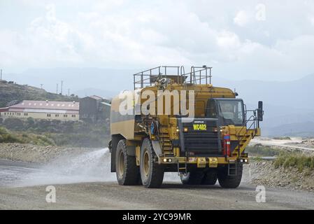 WESTPORT, NEUSEELAND, 10. MÄRZ 2015: Der Wasserwagen trägt dazu bei, den Staub auf den Straßen eines Kohlebergwerks am 10. März 2015 in der Nähe von Westport zu halten Stockfoto